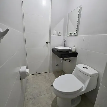Habitacion Individual Con Bano Independiente, Todos Los Servicios Y Cochera Opcional. Lima Exterior foto